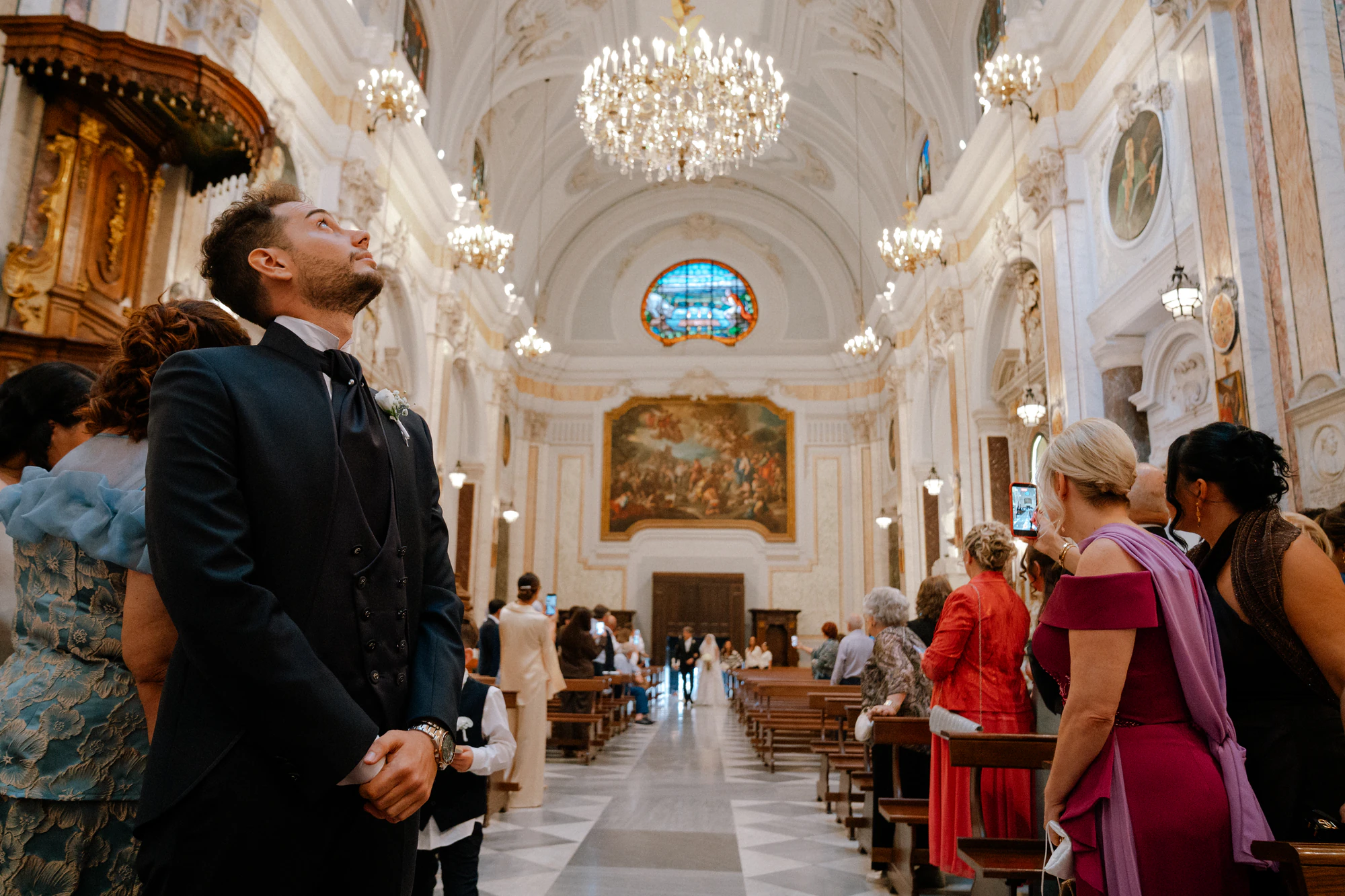 Lo sposo attende all'altare dando le spalle alla navata