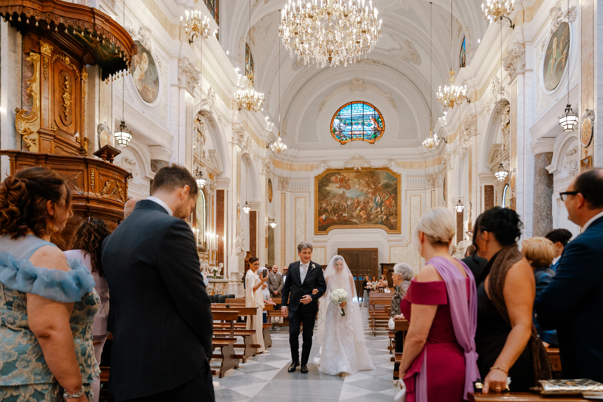 La sposa percorre la navata a braccetto con il padre