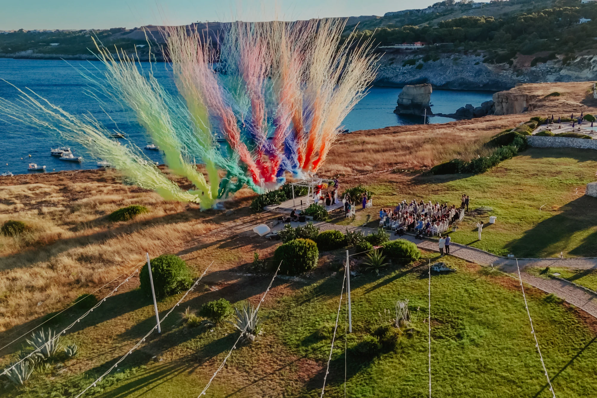 Smoke bomb colorata vista dal drone durante una cerimonia sul mare