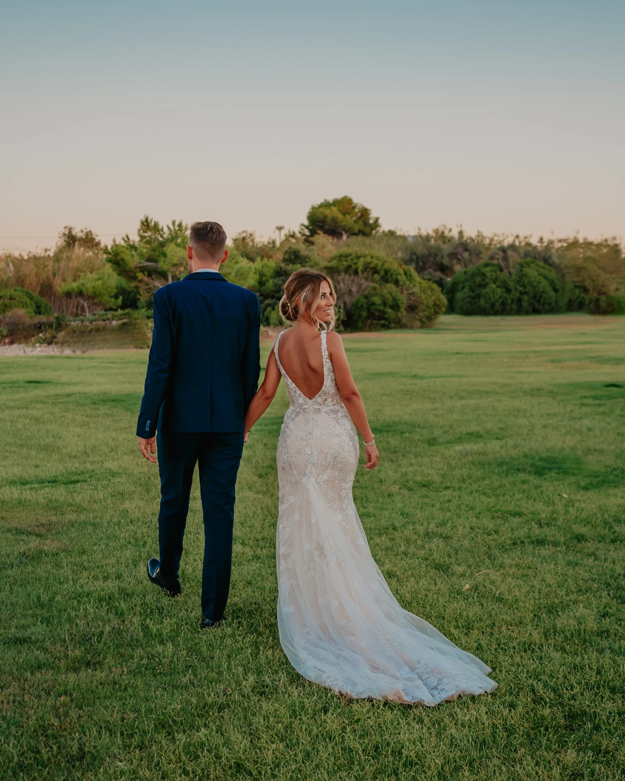 Emanuela Venuti fotografo matrimonio - passeggiata nel prato al tramonto