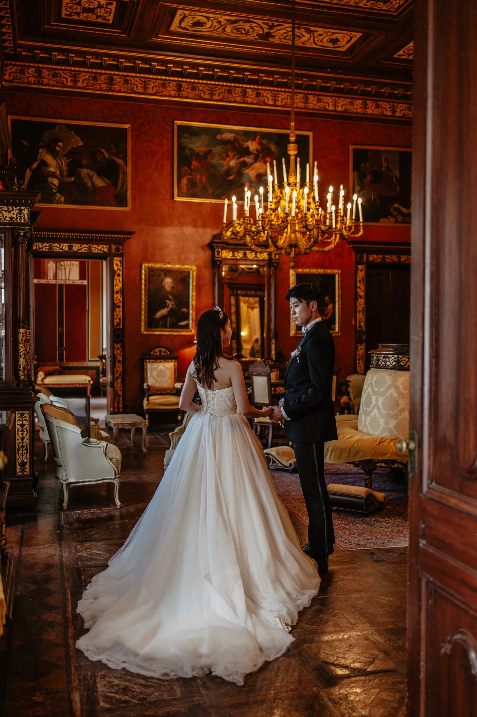 Emanuela Venuti fotografo matrimonio - sposi nella sala del trono
