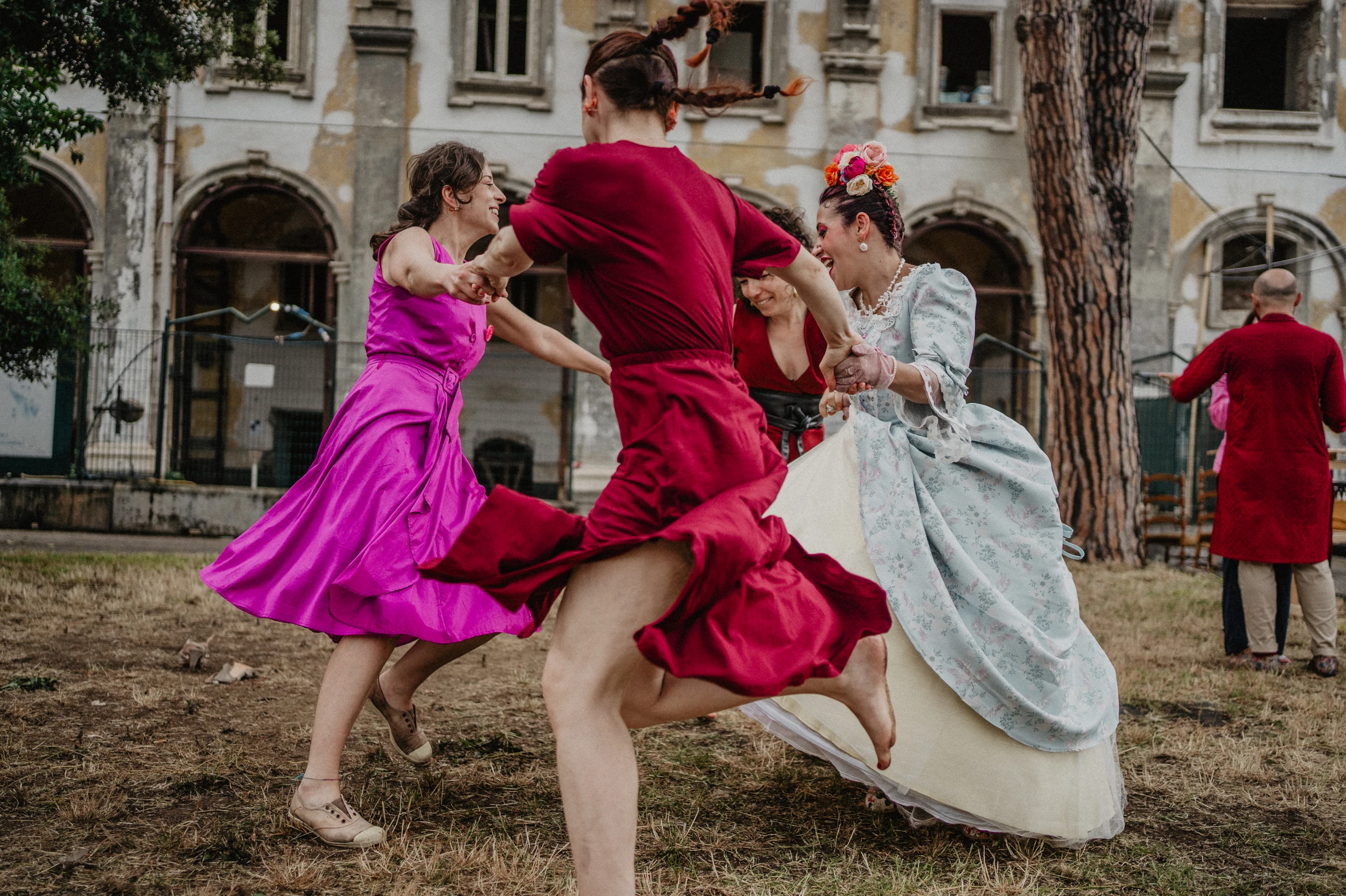Emanuela Venuti fotografo matrimonio - bacio sotto arco di pietra