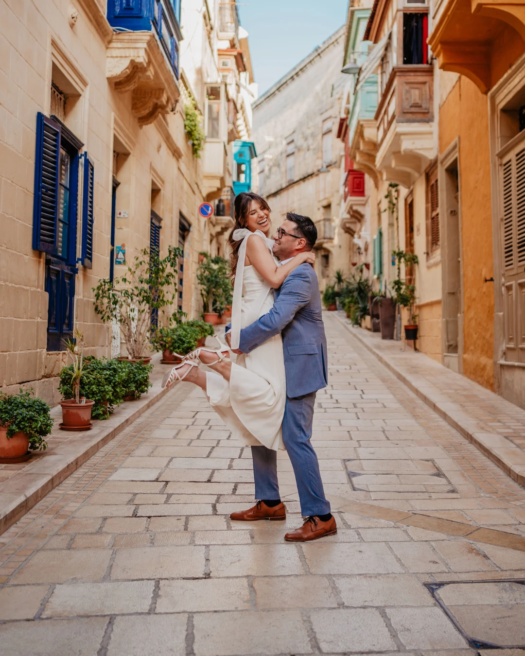 Emanuela Venuti fotografo matrimonio - sposi nel vicolo mediterraneo