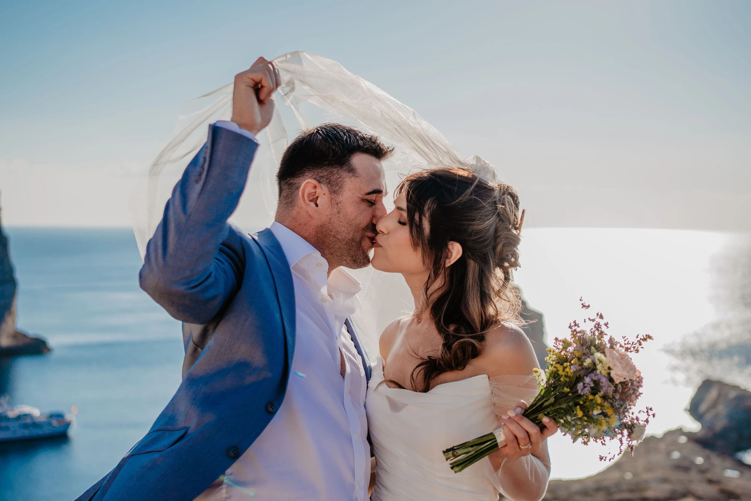 Emanuela Venuti fotografo matrimonio - bacio con velo al mare