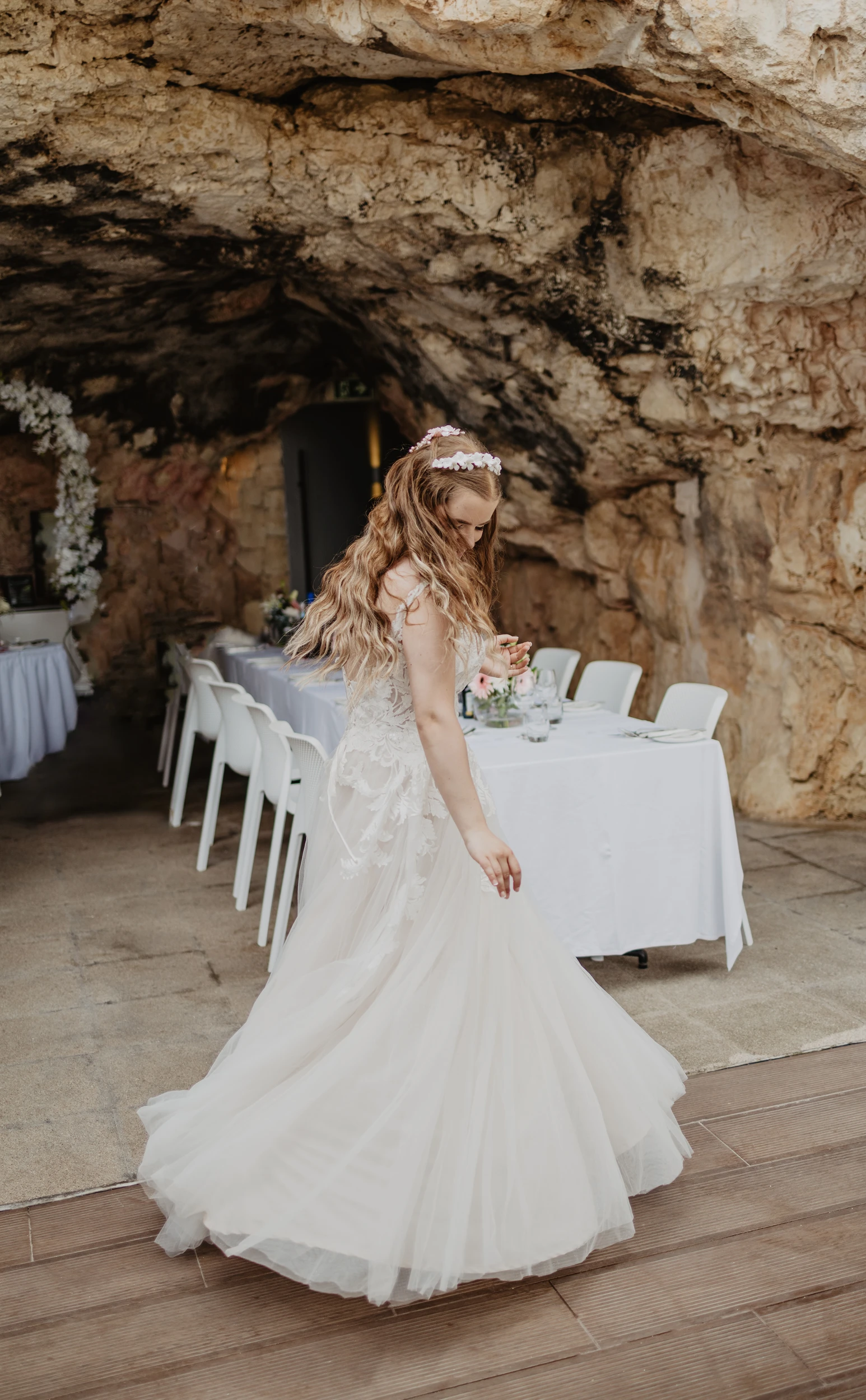 Emanuela Venuti fotografo matrimonio - bacio incorniciato dalle bouganville