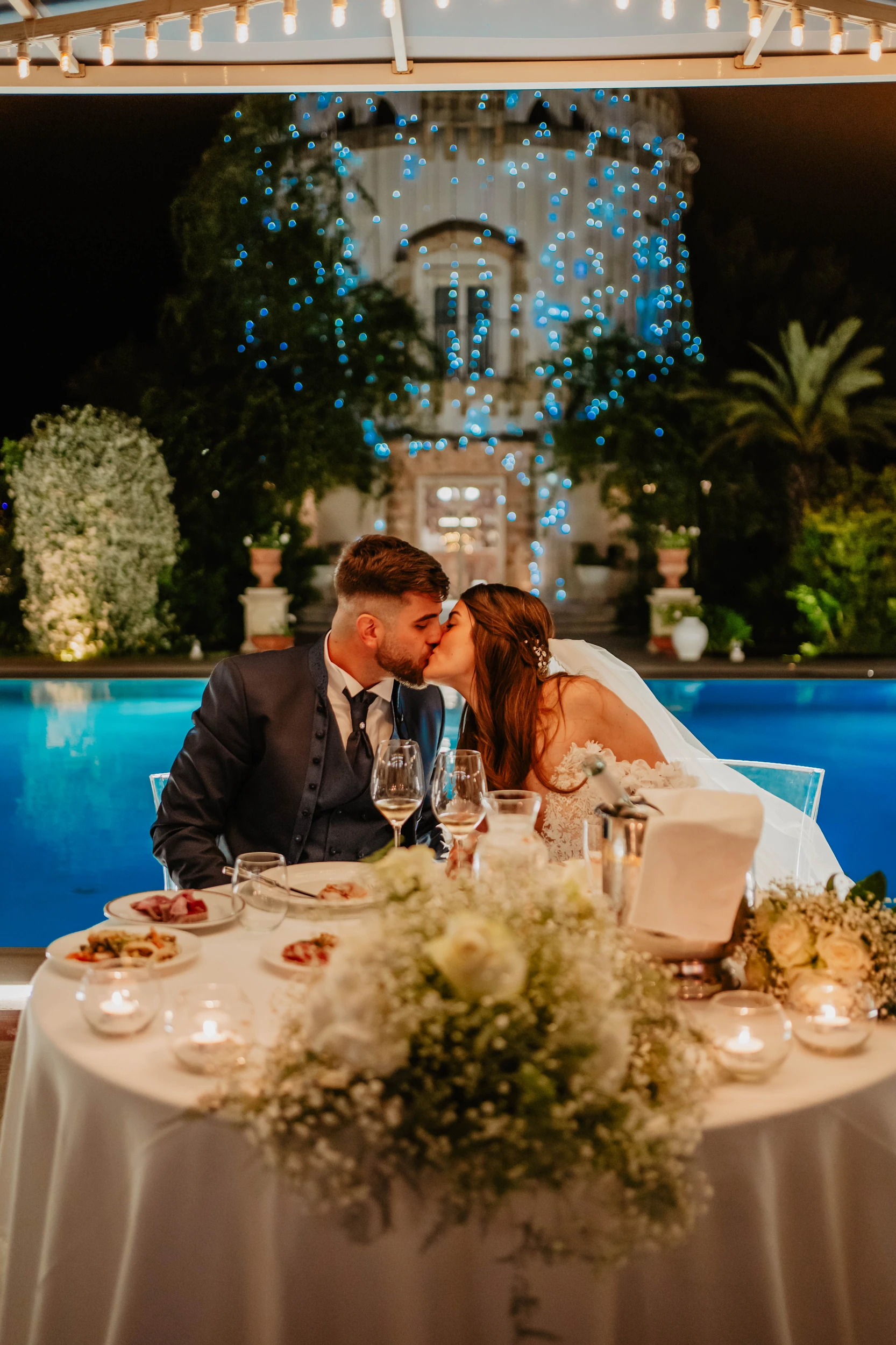 Emanuela Venuti fotografo matrimonio - dettaglio abito e mani sposi