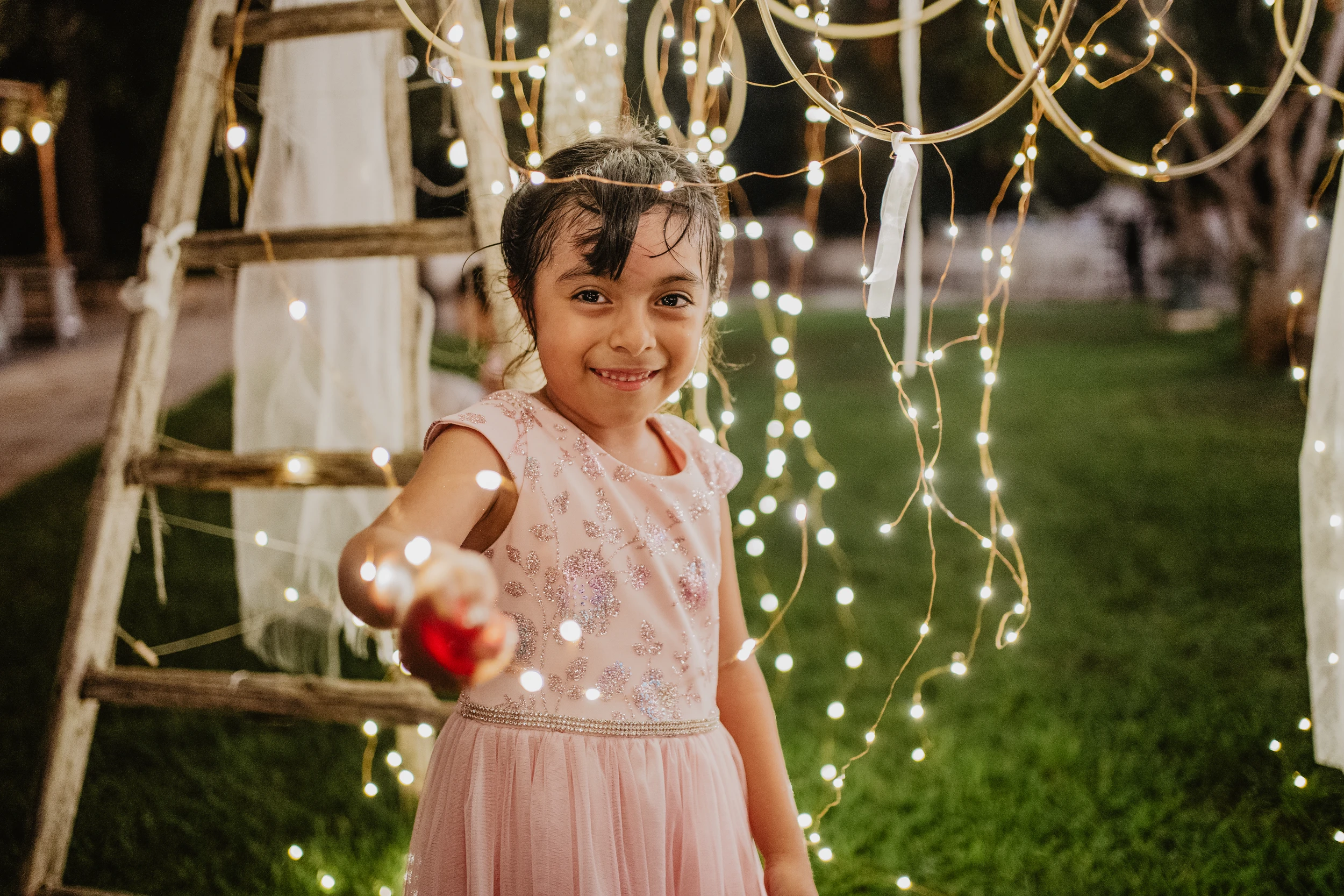 Emanuela Venuti fotografo matrimonio - bambina con luci fatate alla festa