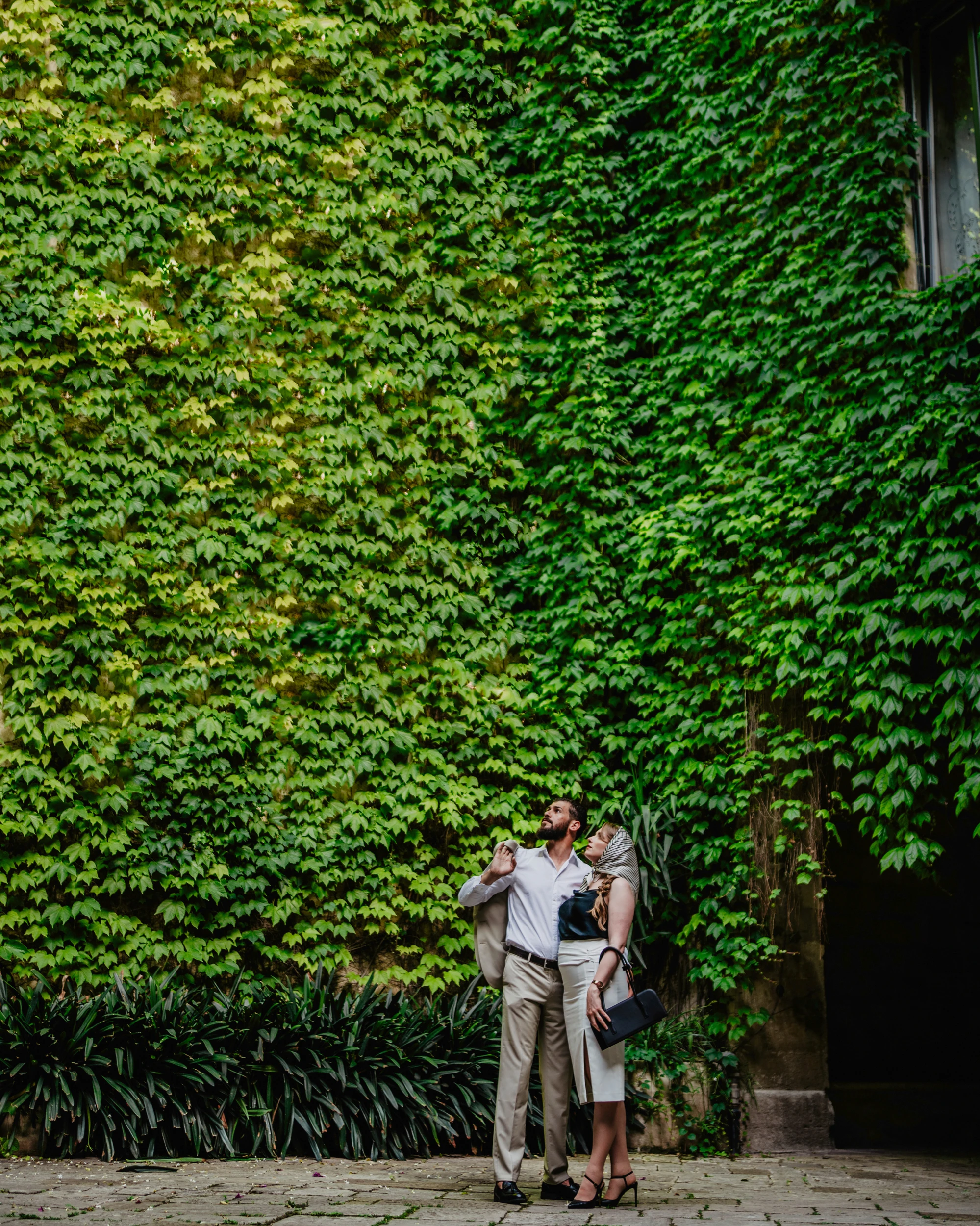 Emanuela Venuti fotografo matrimonio - coppia elegante tra l'edera