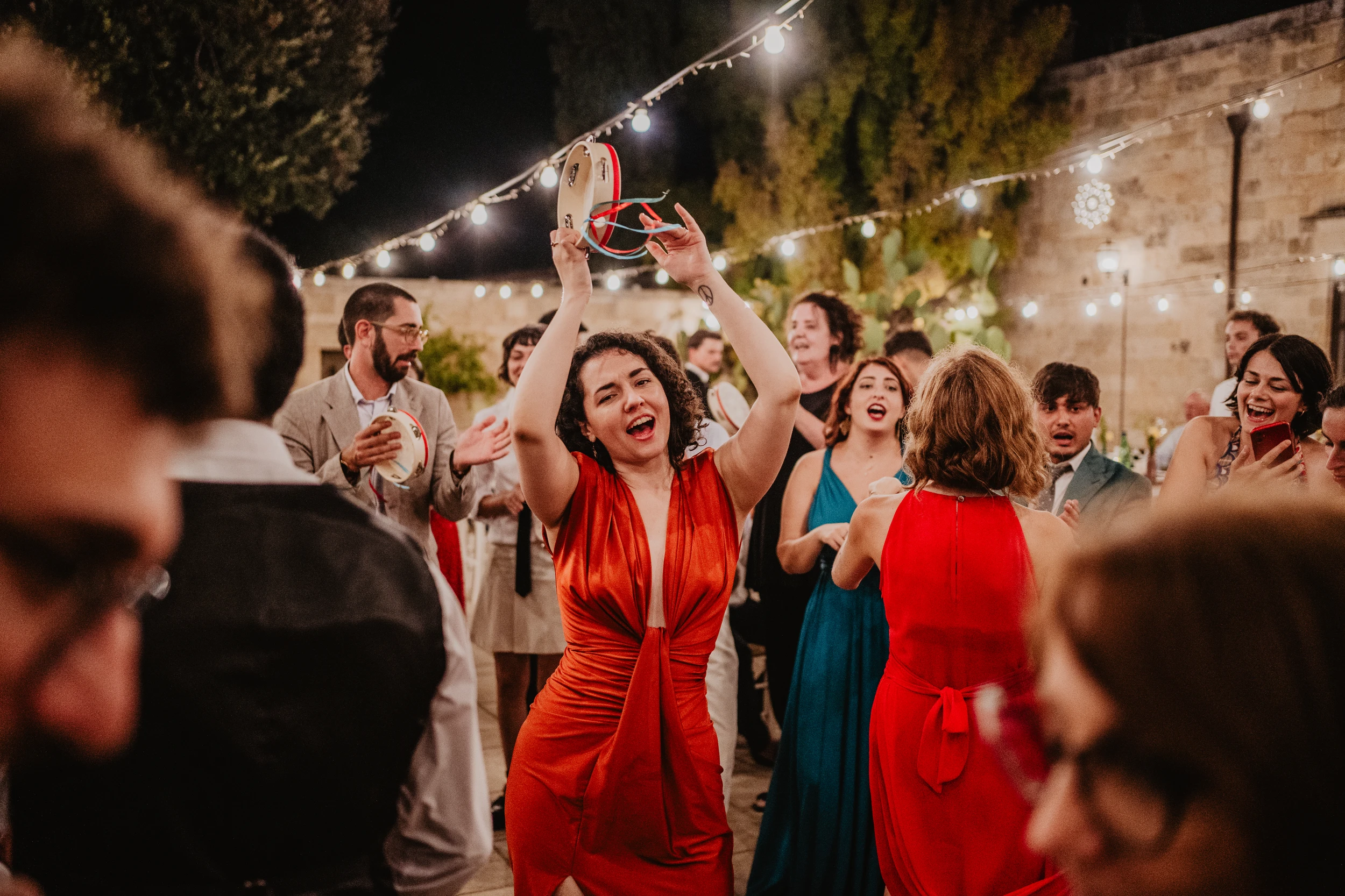 Emanuela Venuti fotografo matrimonio - ballo con tamburelli alla festa