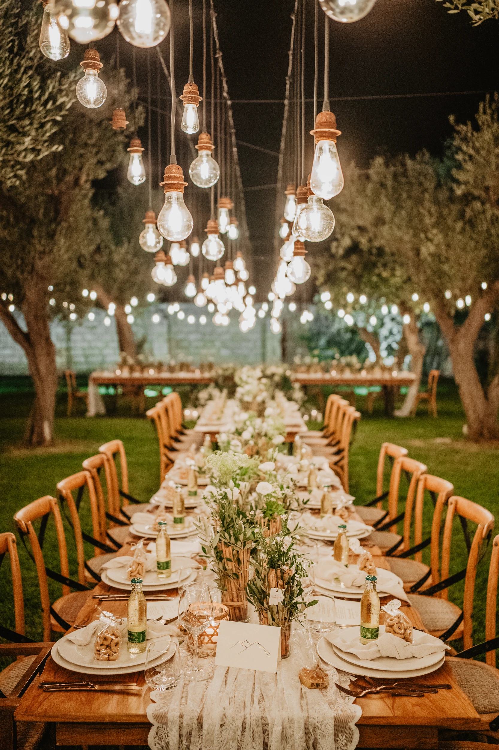 Emanuela Venuti fotografo matrimonio - sposi all'arco fiorito